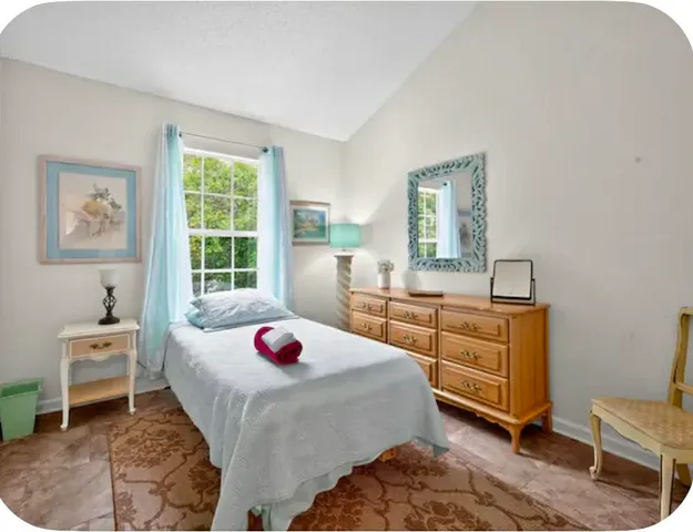 This elegant residence is ideally situated for your Florida vacation, offering a central location with convenient access to Tampa, Clearwater, Dunedin, St. Pete, and local attractions such as the Pinellas Trail, a baseball stadium, the airport, and Clearwater Mall. This property provides 1400 sq ft of living space, featuring a spacious master bedroom, a front sitting area, and a rear deck. Equipped with essential amenities, including an in-unit washer and dryer, it is prepared for your immediate occupancy.
